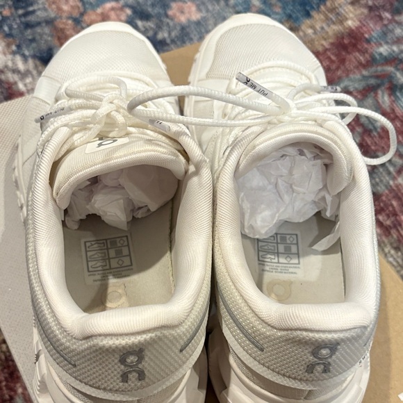 On clouds white sneakers size 6 - Picture 5 of 9